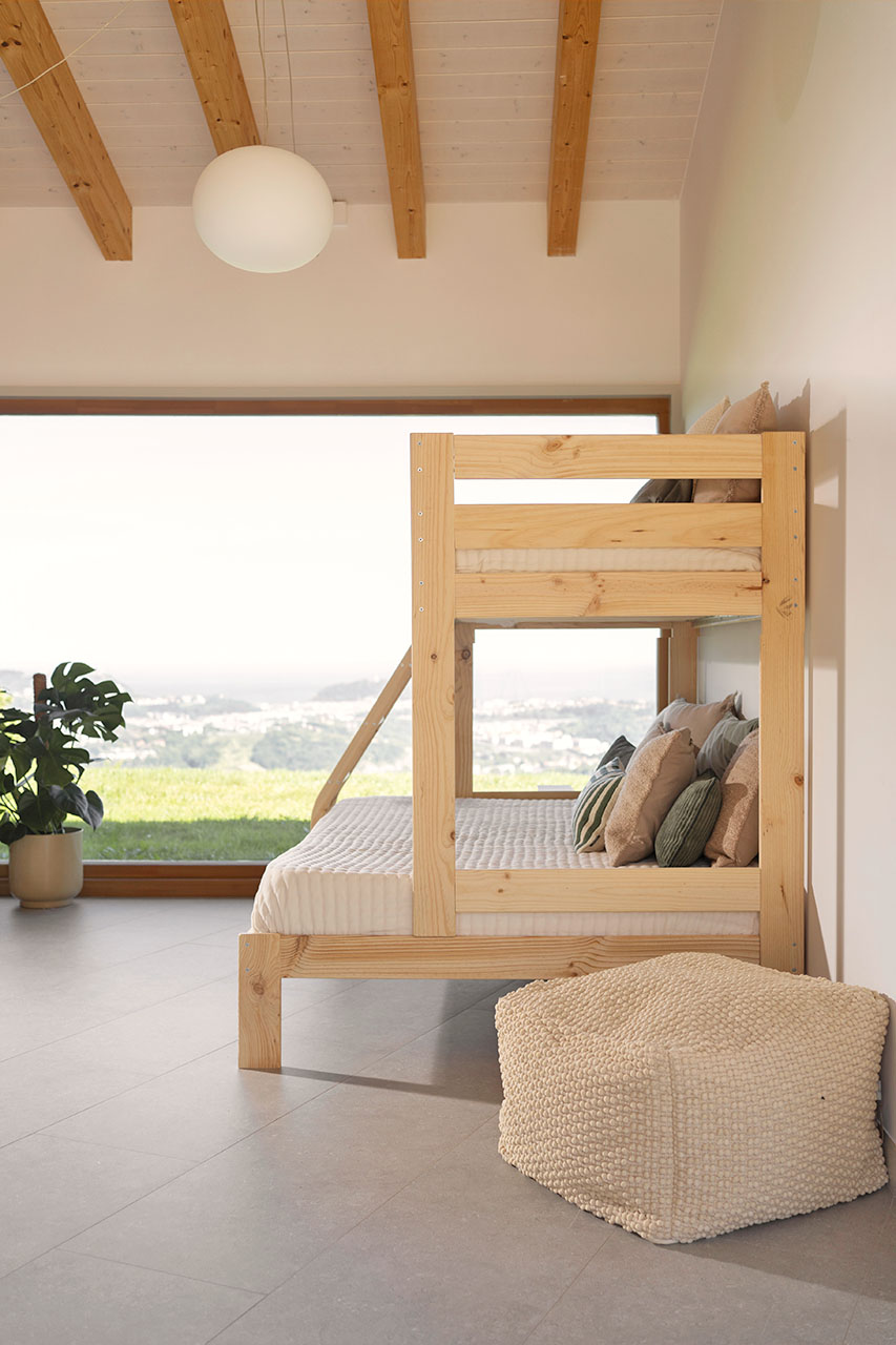 Imagen de ambiente 3 para:Litera triple de madera natural